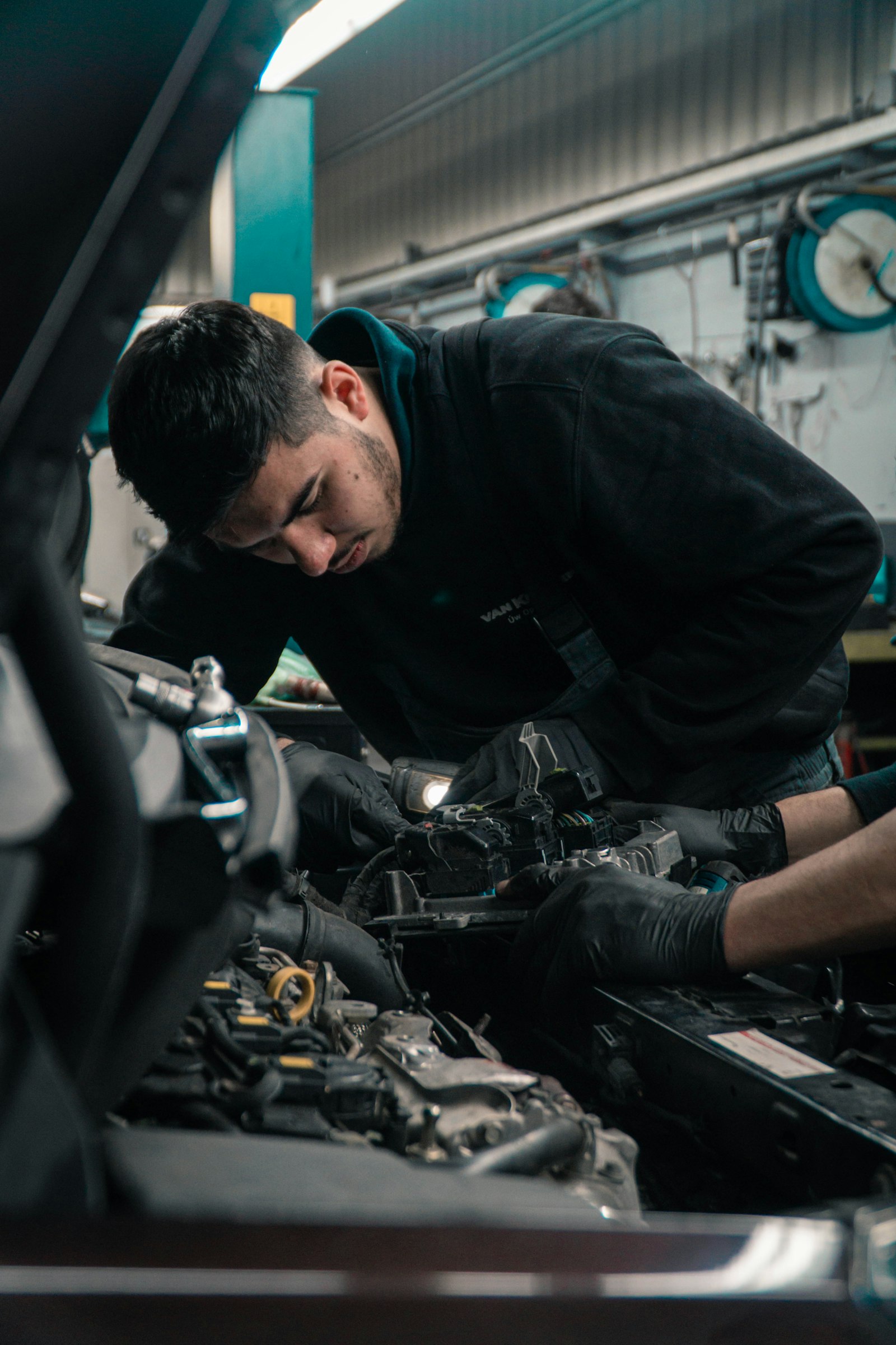 Mécanicien au travail sur un moteur
